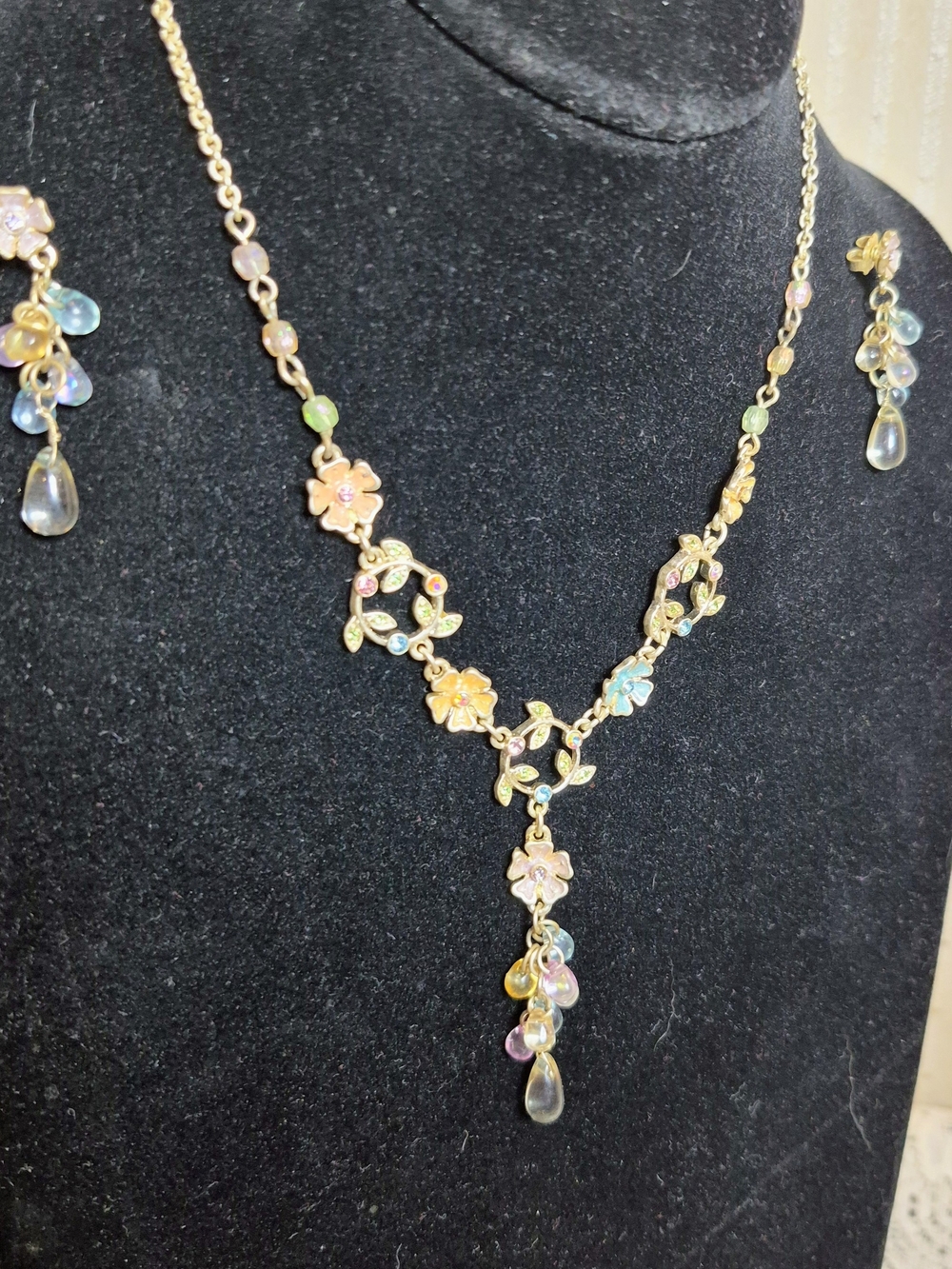 2006 Avon Pretty Pastel Floral Briolette Drop Necklace Set